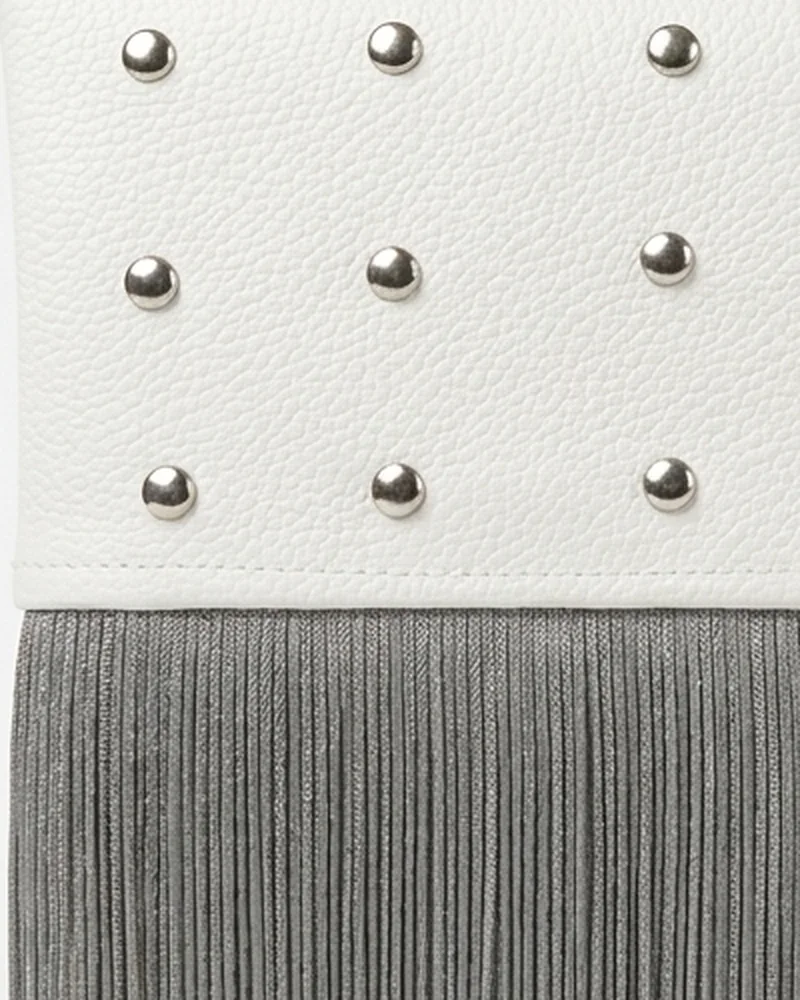 Detalle de las tachuelas plateadas sobre piel blanca de una funda By Maam