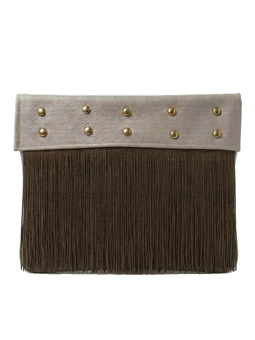 Bolso Bruma gris suave con flecos marrón oscuro y tachuelas doradas, hecho a mano
