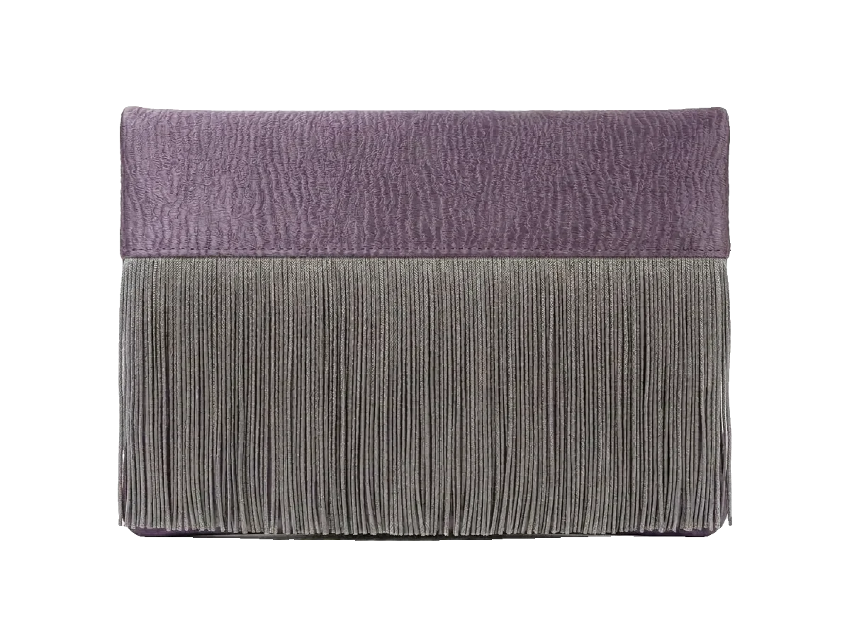 Bolso Cassis violeta texturizado con flecos grises, hecho a mano