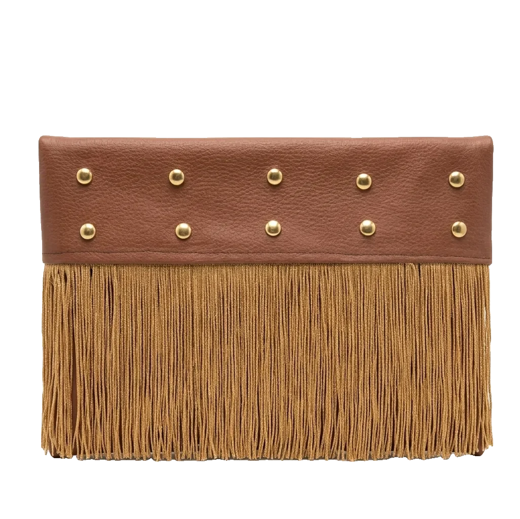 Bolso Savanna color camel con flecos largos y tachuelas doradas, hecho a mano