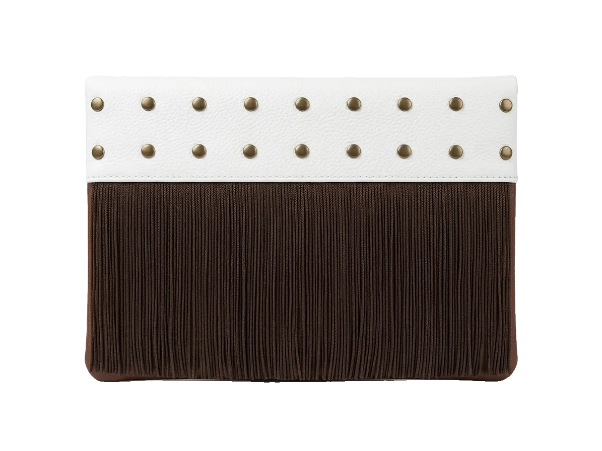 Bolso Selene blanco con flecos marrones y tachuelas bronce, hecho a mano
