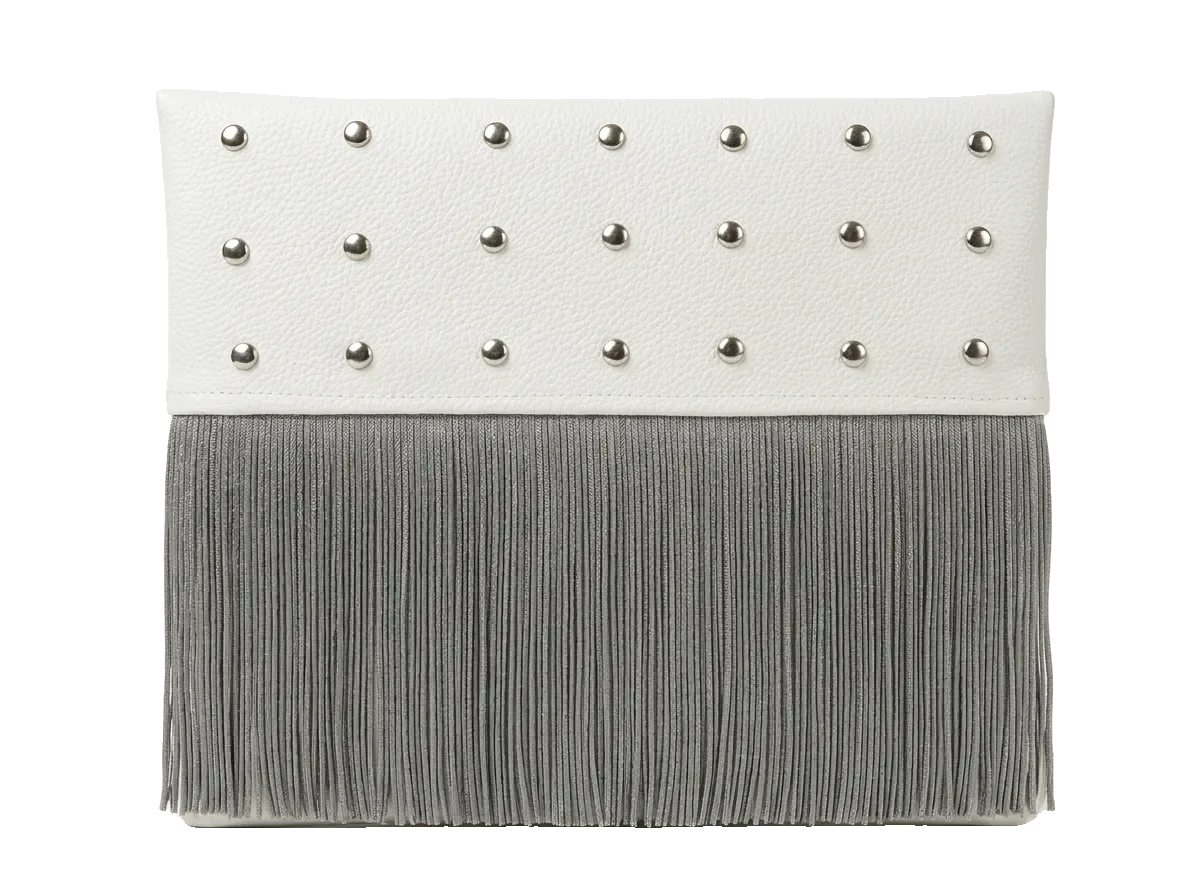 Funda Lumen blanca de piel con flecos grises y tachuelas plateadas, hecha a mano